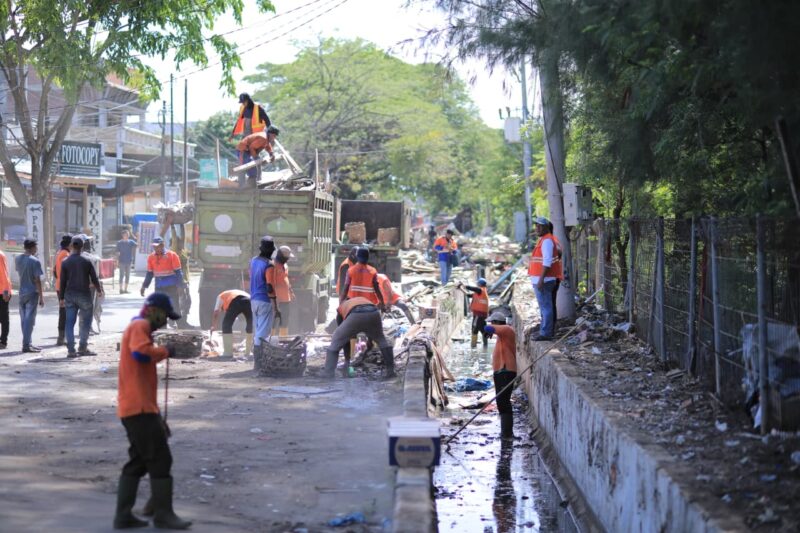 Petugas Satpol PP dan WH Kota Banda Aceh bersama unsur terkait melakukan penertiban bangunan di kawasan Jalan Lingkar Kampus UIN Ar-Raniry, Gampong Rukoh, Kecamatan Syiah Kuala, Sabtu (6/6/2026). Foto: Dok. Prokopim Kota Banda Aceh