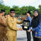 Sekda Kota Banda Aceh Jalaluddin menyerahkan SK Pengangkatan PNS Formasi 2024 kepada pegawai baru usai Apel Gabungan di Balai Kota Banda Aceh, Senin (8/6/2026). Foto: Dok. Prokopim Kota Banda Aceh