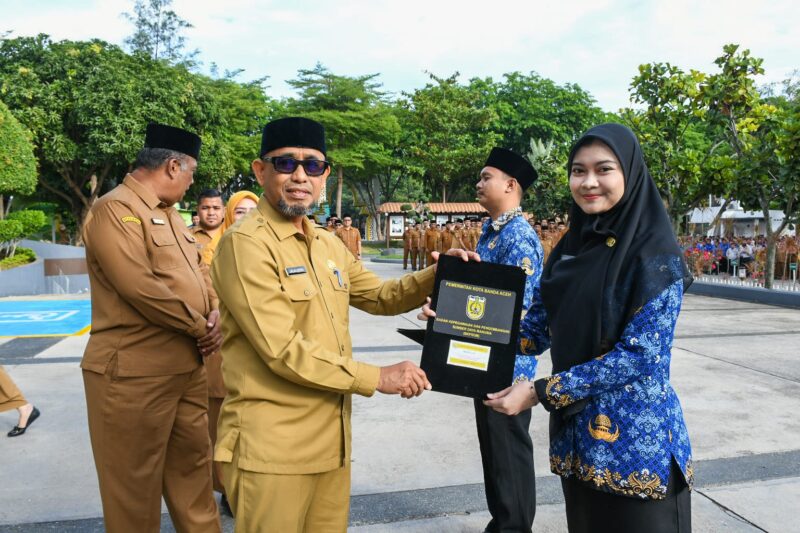 Sekda Kota Banda Aceh Jalaluddin menyerahkan SK Pengangkatan PNS Formasi 2024 kepada pegawai baru usai Apel Gabungan di Balai Kota Banda Aceh, Senin (8/6/2026). Foto: Dok. Prokopim Kota Banda Aceh