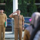 Kepala Bagian Hukum Setda Kota Banda Aceh, Mukhsin SH MH, memimpin apel pagi di lingkungan Pemerintah Kota Banda Aceh, Rabu (10/6/2026). Foto: Dok. Prokopim Kota Banda Aceh