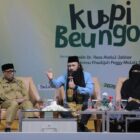 Syeikh Reza Abdul Jabbar dan Ustazah Peggy Melati Sukma menyampaikan tausiah pada program Kupi Beungoh yang digelar Pemko Banda Aceh di Aula Mawardy Nurdin, Balai Kota Banda Aceh, Selasa (9/6/2026). Foto: Dok. Prokopim Kota Banda Aceh