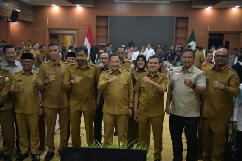 Sejumlah kepala daerah, termasuk Wali Kota Banda Aceh Illiza Sa’aduddin Djamal, berfoto bersama usai mengikuti Rakor Percepatan Rehabilitasi dan Rekonstruksi Pascabencana Hidrometeorologi Aceh yang dipimpin Mendagri Tito Karnavian, Selasa (9/6/2026). Foto: Dok. Prokopim Kota Banda Aceh