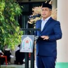 Plt Sekretaris Daerah Aceh Barat, Kurdi, menyampaikan sambutan mewakili Bupati Aceh Barat dalam pelantikan 263 anggota Tuha Peut dari 50 gampong di halaman Kantor Bupati Aceh Barat, Rabu (10/6/2026). Foto: Dok. Pemkab Aceh Barat