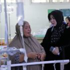 Wali Kota Banda Aceh Illiza Sa’aduddin Djamal saat menjenguk korban ledakan KMP Aceh Hebat 2 yang dirawat di RSU Zainal Abidin, Jumat (12/6/2026). Foto: Dok. Prokopim Kota Banda Aceh