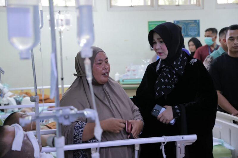 Wali Kota Banda Aceh Illiza Sa’aduddin Djamal saat menjenguk korban ledakan KMP Aceh Hebat 2 yang dirawat di RSU Zainal Abidin, Jumat (12/6/2026). Foto: Dok. Prokopim Kota Banda Aceh