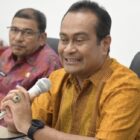Kepala Bidang Pengelolaan dan Layanan Informasi Publik Diskominsa Aceh, Safrizal, saat menyampaikan pemaparan dalam Focus Group Discussion (FGD) Integrasi Informasi Publik yang digelar di Aula Bappeda Aceh Besar, Kota Jantho, Kamis (11/06/2026). Foto: Dok. Istimewa