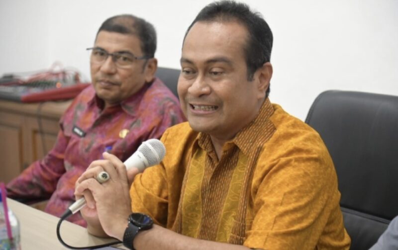 Kepala Bidang Pengelolaan dan Layanan Informasi Publik Diskominsa Aceh, Safrizal, saat menyampaikan pemaparan dalam Focus Group Discussion (FGD) Integrasi Informasi Publik yang digelar di Aula Bappeda Aceh Besar, Kota Jantho, Kamis (11/06/2026). Foto: Dok. Istimewa 