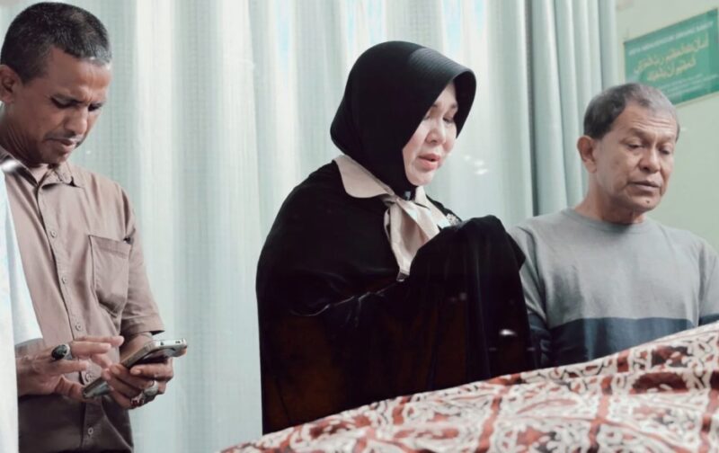 Wali Kota Banda Aceh, Illiza Sa’aduddin Djamal, saat melayat almarhum dr. Zaini Abdullah atau Abu Doto di RSUD dr. Zainoel Abidin Banda Aceh, Sabtu (13/6/2026). Foto: Dok. Istimewa 