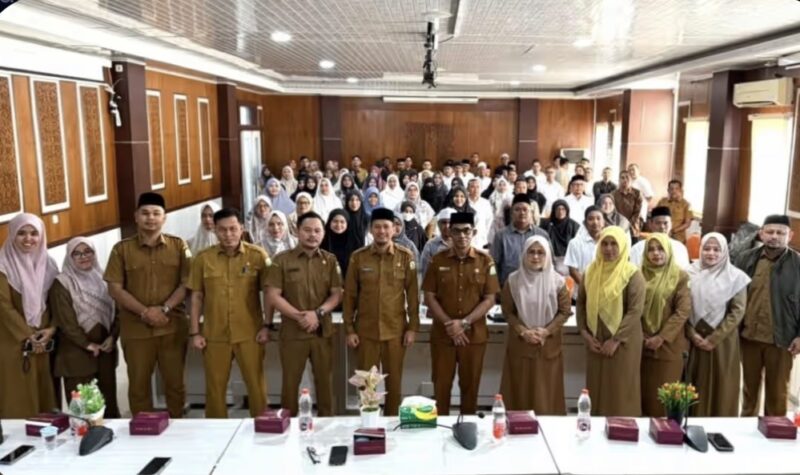 Plt Kepala Dinas Pendidikan Dayah Aceh, narasumber dari Badan Kepegawaian Aceh, serta peserta berfoto bersama usai Pelatihan Fasilitasi Tata Cara Pengisian SKP ASN pada Aplikasi E-Kinerja di Banda Aceh, Senin (15/6/2026). Foto: Dok. Istimewa 