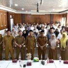 Plt Kepala Dinas Pendidikan Dayah Aceh, Muhsin, S.Pd., M.Pd., bersama peserta Pelatihan Fasilitasi Tata Cara Pengisian SKP ASN pada Aplikasi e-Kinerja yang diikuti 221 PPPK Paruh Waktu di Aula Lantai 3 Dinas Pendidikan Dayah Aceh, Senin (15/6/2026). Foto: Dok. Istimewa