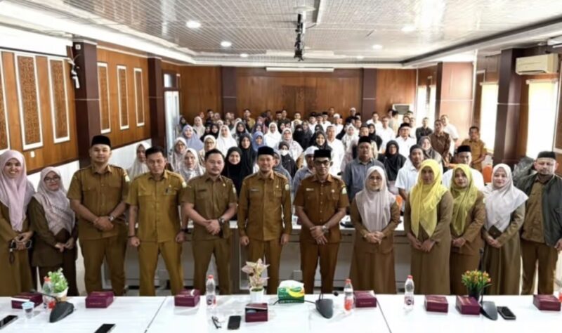 Plt Kepala Dinas Pendidikan Dayah Aceh, Muhsin, S.Pd., M.Pd., bersama peserta Pelatihan Fasilitasi Tata Cara Pengisian SKP ASN pada Aplikasi e-Kinerja yang diikuti 221 PPPK Paruh Waktu di Aula Lantai 3 Dinas Pendidikan Dayah Aceh, Senin (15/6/2026). Foto: Dok. Istimewa