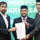 Gubernur Aceh Muzakir Manaf selaku Pemegang Saham Pengendali (PSP) Bank Aceh Syariah menetapkan Sekretaris Daerah Aceh Muhammad Nasir sebagai Komisaris Utama Bank Aceh Syariah periode 2026–2030, disaksikan Direktur Utama Bank Aceh Syariah Fadhil Ilyas, di Banda Aceh, Selasa (23/6/2026). Foto: Dok. Istimewa