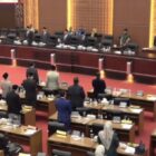 Pimpinan dan anggota DPRA mengikuti rapat paripurna persetujuan tiga Rancangan Qanun Aceh Usul Inisiatif DPRA yang mengatur bidang pendidikan syariat Islam, pertambangan mineral dan batubara, serta penyelamatan generasi Aceh, Senin (22/6/2026). Foto: Dok. DPRA