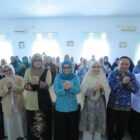 Ketua TP PKK Kota Banda Aceh, Desy Maulidha Azwar, berfoto bersama Kepala Perwakilan BKKBN Provinsi Aceh, Kepala DP3AP2KB Kota Banda Aceh, Kepala Dinas Kesehatan Kota Banda Aceh, Forkopimcam, tenaga kesehatan, narasumber, serta peserta usai membuka peringatan Hari Keluarga Nasional (Harganas) ke-33 di Aula UPTD Puskesmas Kopelma Darussalam, Kamis (25/6/2026). Foto: Dok. Istimewa 