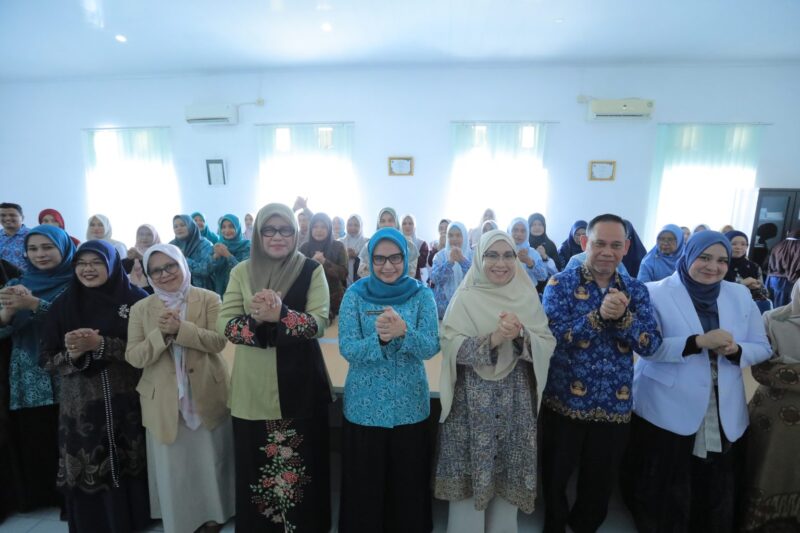 Ketua TP PKK Kota Banda Aceh, Desy Maulidha Azwar, berfoto bersama Kepala Perwakilan BKKBN Provinsi Aceh, Kepala DP3AP2KB Kota Banda Aceh, Kepala Dinas Kesehatan Kota Banda Aceh, Forkopimcam, tenaga kesehatan, narasumber, serta peserta usai membuka peringatan Hari Keluarga Nasional (Harganas) ke-33 di Aula UPTD Puskesmas Kopelma Darussalam, Kamis (25/6/2026). Foto: Dok. Istimewa 