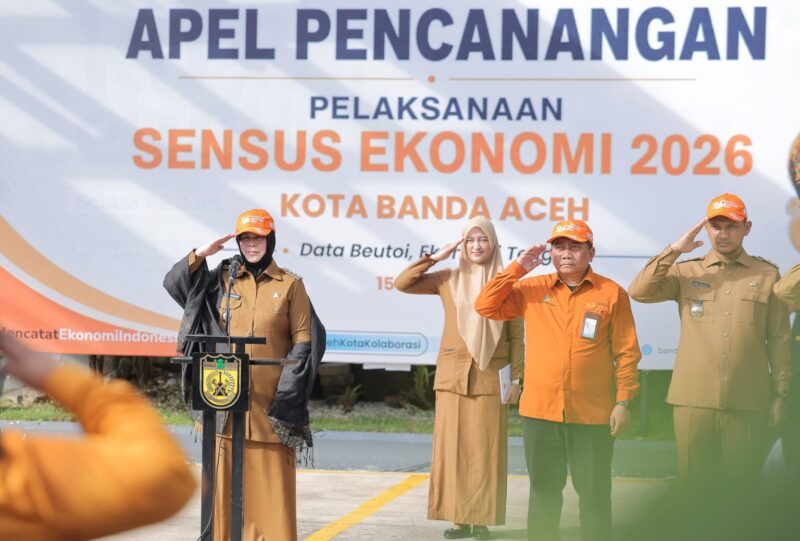 Wali Kota Banda Aceh Illiza Sa’aduddin Djamal memimpin Apel Pencanangan Pelaksanaan Sensus Ekonomi 2026 di halaman Balai Kota Banda Aceh, Senin (15/6/2026). Foto: Dok. Prokopim Kota Banda Aceh