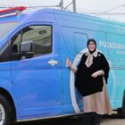 Wali Kota Banda Aceh Illiza Sa’aduddin Djamal meresmikan sekaligus melakukan peusijuek satu unit ambulans Puskesmas Keliling (Pusling) di Posyandu Boh Hate Ma, Gampong Alue Naga, Kecamatan Syiah Kuala, Sabtu (13/6/2026). Foto: Dok. Prokopim Kota Banda Aceh