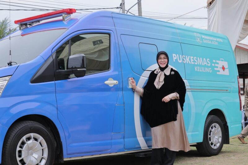 Wali Kota Banda Aceh Illiza Sa’aduddin Djamal meresmikan sekaligus melakukan peusijuek satu unit ambulans Puskesmas Keliling (Pusling) di Posyandu Boh Hate Ma, Gampong Alue Naga, Kecamatan Syiah Kuala, Sabtu (13/6/2026). Foto: Dok. Prokopim Kota Banda Aceh