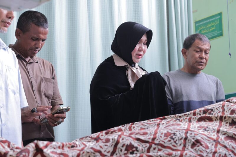 Wali Kota Banda Aceh Illiza Sa’aduddin Djamal bersama suaminya, Amir Ridha, melayat almarhum mantan Gubernur Aceh periode 2012–2017, Dr. H. Zaini Abdullah (Abu Doto), di RSUD dr. Zainoel Abidin Banda Aceh, Minggu (14/6/2026). Foto: Dok. Prokopim Kota Banda Aceh 