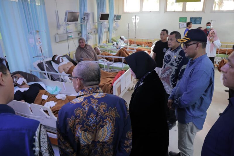 Wali Kota Banda Aceh Illiza Sa’aduddin Djamal membesuk korban letupan KMP Aceh Hebat 2 yang menjalani perawatan di RSUD dr. Zainoel Abidin (RSUDZA) Banda Aceh, Jumat (12/6/2026). Foto: Dok. Prokopim Kota Banda Aceh 