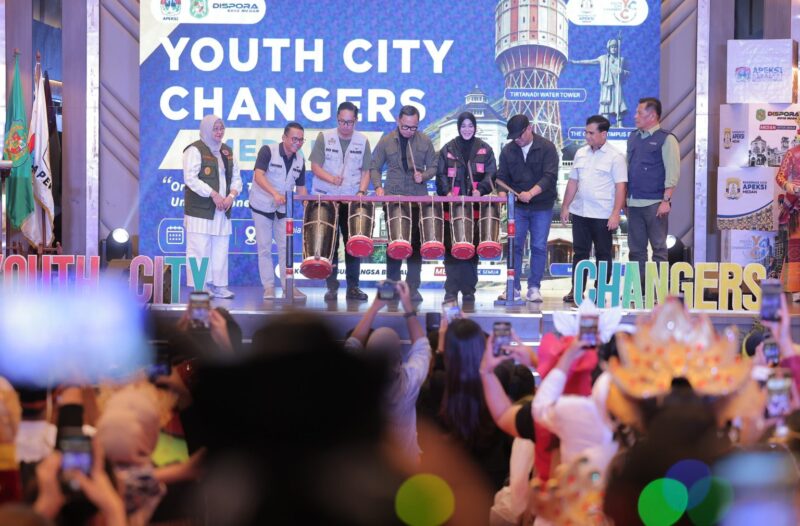 Wali Kota Banda Aceh Illiza Sa’aduddin Djamal bersama Wakil Menteri Dalam Negeri Bima Arya Sugiarto, Wali Kota Medan Rico Tri Putra Bayu Waas, dan para kepala daerah membuka kegiatan Youth City Changers (YCC) dalam rangkaian Rakernas XVIII APEKSI 2026 di Le Polonia Hotel, Medan, Minggu (28/6/2026). Foto: Dok. Prokopim Kota Banda Aceh
