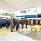 Bupati Aceh Barat Tarmizi melantik sejumlah pejabat eselon II dan III di hadapan masyarakat saat pelaksanaan program Berkantor Sehari di Desa Blang Dalam, Kecamatan Kaway XVI, Senin (29/6/2026). Foto: Dok. Pemkab Aceh Barat