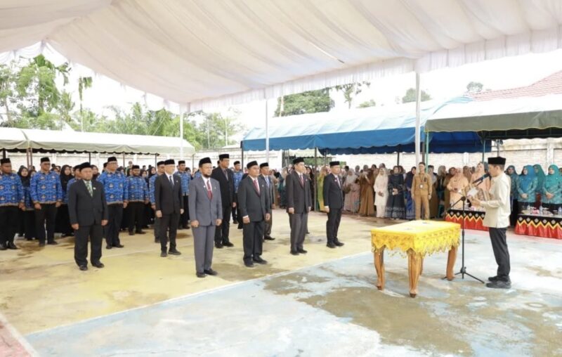 Bupati Aceh Barat Tarmizi melantik sejumlah pejabat eselon II dan III di hadapan masyarakat saat pelaksanaan program Berkantor Sehari di Desa Blang Dalam, Kecamatan Kaway XVI, Senin (29/6/2026). Foto: Dok. Pemkab Aceh Barat