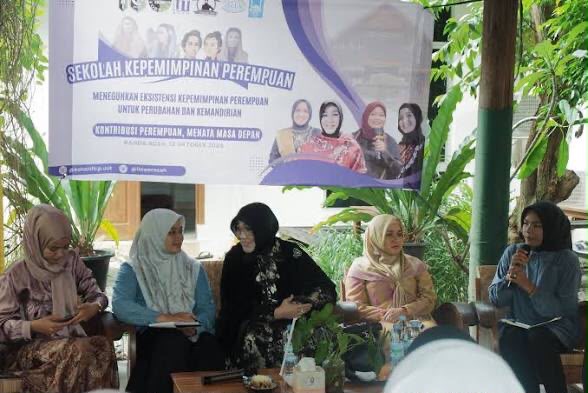 Para pembicara dalam forum sekolah kepemimpinan perempuan, salah satunya hadir wali kota Banda Aceh, Illiza Saaduddin Djamal. Foto: Dok. Istimewa 