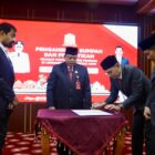 Prosesi penandatanganan berita acara pelantikan Kepala Dinas Syariat Islam Aceh Dr. Misran Fuadi usai dilantik Gubernur Aceh Muzakir Manaf, Selasa (23/6/2026). Foto: Dok. Istimewa