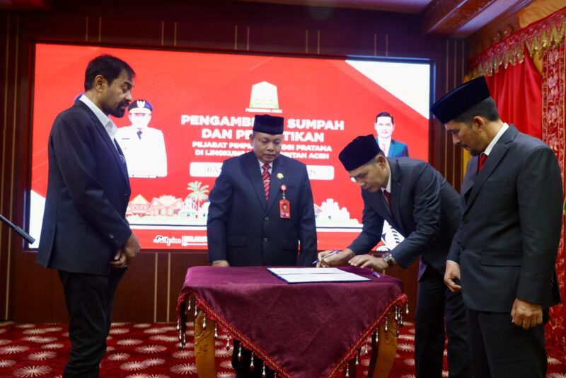 Prosesi penandatanganan berita acara pelantikan Kepala Dinas Syariat Islam Aceh Dr. Misran Fuadi usai dilantik Gubernur Aceh Muzakir Manaf, Selasa (23/6/2026). Foto: Dok. Istimewa 
