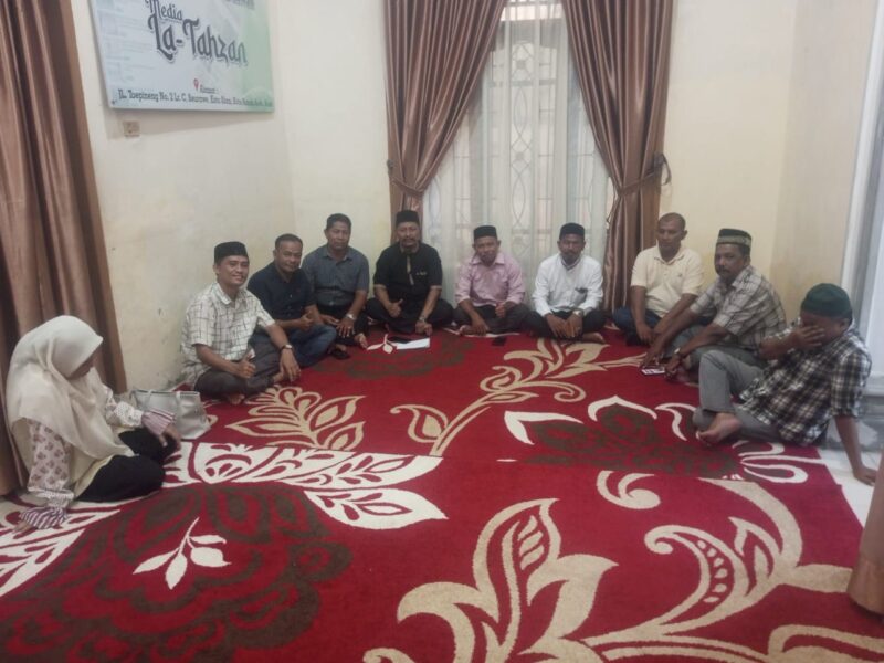 Rombongan pengurus dan pimpinan perusahaan pers anggota SPS Aceh dipimpin Plt Ketua SPS Aceh, Muktarrudin Usman, bertakziah ke rumah Bos Medialatahzan.id, Kasmanuddin, atas wafatnya ayahanda beliau, Malim Sunadin Bin Muhammad Arief (93 tahun), Minggu (22/6/2026). Tahlilan dan doa bersama dipimpin oleh Direktur Meunanews, Tgk Husnan. Foto: Dok. Istimewa 