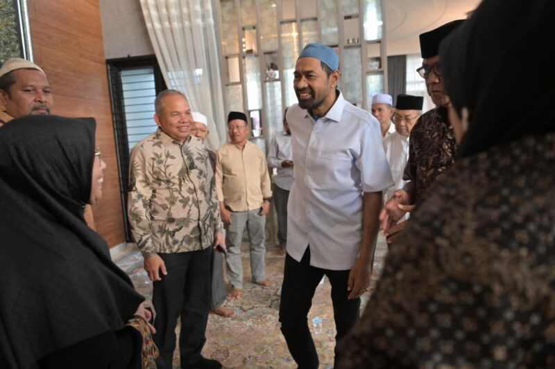Gubernur Aceh Muzakir Manaf berbincang dengan keluarga almarhum dr. Zaini Abdullah dalam kunjungan takziah sebagai bentuk penghormatan atas jasa dan pengabdian mantan Gubernur Aceh periode 2012–2017, Minggu (21/6/2026). Foto: Dok. Istimewa 