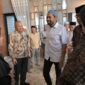 Gubernur Aceh Muzakir Manaf berbincang dengan keluarga almarhum dr. Zaini Abdullah dalam kunjungan takziah sebagai bentuk penghormatan atas jasa dan pengabdian mantan Gubernur Aceh periode 2012–2017, Minggu (21/6/2026). Foto: Dok. Istimewa 