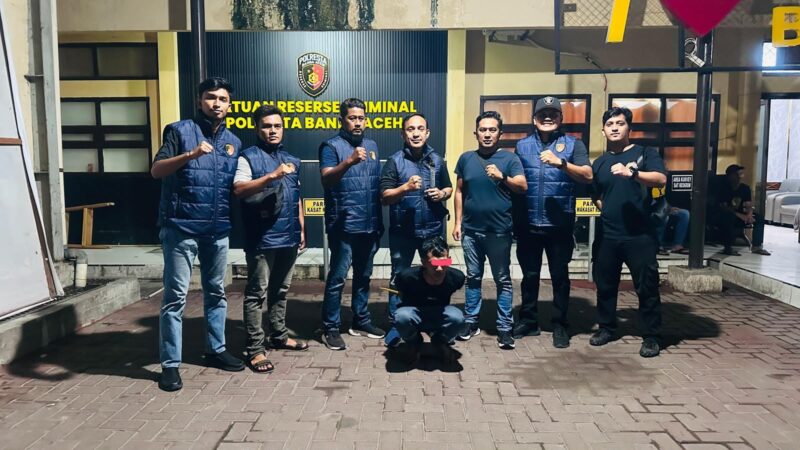 Tim Rimueng Koetaradja Polresta Banda Aceh mengamankan seorang pria asal Bireuen yang diduga melakukan pencurian uang tunai Rp15 juta di sebuah kios kelontong di wilayah Banda Aceh, Jumat (5/6/2026) dini hari. Foto: Dok. Istimewa 