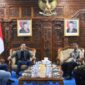 Sekretaris Daerah Aceh M. Nasir, S.IP., MPA didampingi Kepala Biro Administrasi Pimpinan Setda Aceh Akkar Arafat, S.STP., M.Si bersilaturahmi dengan Praja Institut Pemerintahan Dalam Negeri (IPDN) asal Aceh di Kampus IPDN Jatinangor, Kabupaten Sumedang, Jawa Barat, Minggu (28/6/2026). Foto: Dok. Istimewa 