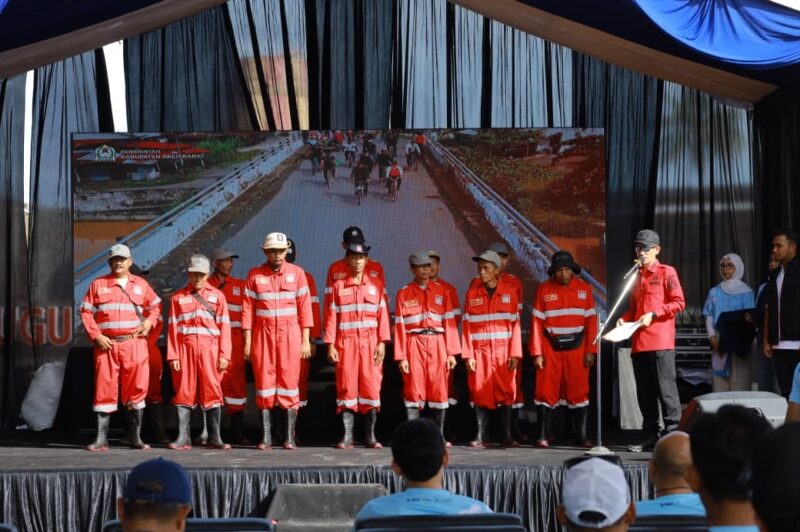 Bupati Aceh Barat Tarmizi, SP, MM mengukuhkan Pasukan Merah Pemerintah Kabupaten Aceh Barat pada kegiatan Plogging Warrior: Aksi Bakti untuk Bumi 2026 di kawasan Tugu Kupiah Meukeutop, Batee Puteh, Sabtu (27/6/2026). Foto: Dok. Istimewa 