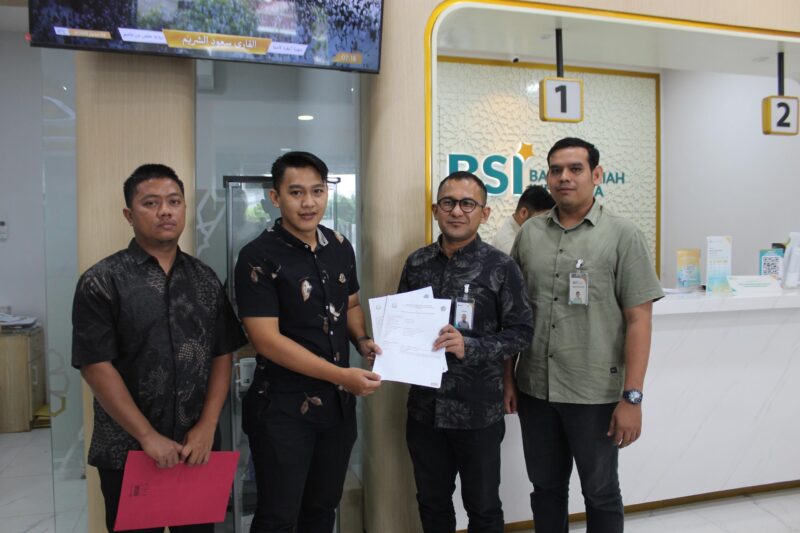 Jajaran Kejaksaan Negeri Aceh Jaya menunjukkan dokumen pembayaran denda dan uang pengganti terpidana kasus korupsi redistribusi sertifikat tanah Setia Bakti, Jumat (19/6/2026). Foto: Dok. Kejari Aceh Jaya