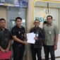 Aceh  Jaya – Terpidana perkara tindak pidana korupsi penerbitan redistribusi sertifikat tanah di Kecamatan Setia Bakti, Kabupaten Aceh Jaya, Aidi Akhyar bin Nazaruddin, telah membayar sanksi denda dan uang pengganti sebesar Rp140 juta yang seluruhnya telah disetorkan ke kas negara.

Informasi tersebut disampaikan Kepala Seksi Intelijen (Kasi Intel) Kejaksaan Negeri Aceh Jaya, Cherry Arida, SH, melalui siaran pers Nomor PR-03/L.1.24/Dti.3/06/2026 yang diterima awak media, Jumat (19/6/2026).

Cherry Arida menjelaskan, pembayaran tersebut terdiri atas denda sebesar Rp100 juta dan uang pengganti sebesar Rp40 juta sebagaimana amar putusan pengadilan yang telah berkekuatan hukum tetap.

Dalam siaran pers tersebut dijelaskan bahwa perkara yang menjerat Aidi Akhyar berkaitan dengan program redistribusi tanah objek landreform (TOL) di Kecamatan Setia Bakti pada tahun 2016. Berdasarkan kronologi perkara yang disampaikan Kejari Aceh Jaya, terpidana bersama sejumlah pihak melakukan serangkaian perbuatan yang kemudian diproses secara hukum hingga memperoleh putusan tetap.

Menurut Kejari Aceh Jaya, perkara bermula ketika terpidana menawarkan diri untuk membantu pembukaan lahan sekaligus mengurus penerbitan sertifikat tanah melalui program pemerintah. Dalam perkembangannya, terpidana bersama pihak lain disebut mengumpulkan dan mengubah data administrasi yang digunakan sebagai dasar pengajuan calon penerima redistribusi tanah.

Masih berdasarkan uraian dalam siaran pers, lokasi yang diusulkan sebagai objek redistribusi tanah disebut tidak memenuhi ketentuan program landreform. Selain itu, dalam proses pengajuan penerbitan sertifikat juga ditemukan dokumen dan surat pernyataan yang tidak sesuai dengan kondisi sebenarnya sebagaimana terungkap dalam proses persidangan.

Kejari Aceh Jaya juga menyebutkan bahwa sebanyak 260 Sertifikat Hak Milik (SHM) diterbitkan tanpa mencantumkan klausul larangan pengalihan atau penjualan tanah selama 10 tahun sebagaimana ketentuan program redistribusi tanah. Setelah sertifikat diterbitkan, sebagian sertifikat diserahkan kepada pihak desa, sementara sebagian lainnya dikuasai oleh terpidana.

Berdasarkan hasil audit Inspektorat Kabupaten Aceh Jaya yang dikutip dalam siaran pers tersebut, perbuatan para pelaku mengakibatkan hilangnya aset negara berupa tanah seluas sekitar 5.145.910 meter persegi dengan nilai kerugian negara mencapai Rp12.607.479.500.

Lebih lanjut, Cherry Arida menjelaskan bahwa berdasarkan Putusan Mahkamah Agung Nomor 3546 K/Pid.Sus/2026 tanggal 21 April 2026, Aidi Akhyar dijatuhi pidana penjara selama tiga tahun serta denda sebesar Rp100 juta, dengan ketentuan apabila denda tidak dibayar maka diganti dengan pidana kurungan selama 60 hari.

Selain itu, terpidana juga dijatuhi pidana tambahan berupa pembayaran uang pengganti sebesar Rp40 juta. Apabila uang pengganti tersebut tidak dibayar, maka harta benda terpidana dapat disita dan dilelang untuk menutupi kewajiban tersebut sesuai ketentuan hukum yang berlaku.


