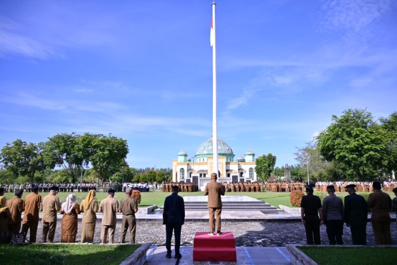 Bupati Safwandi, bertindak sebagai inspektur upacara Peringatan Hari Lahir Pancasila Tahun 2026 di halaman Kantor Bupati Aceh Jaya, Selasa (2/6/2026). Foto: Dok. Pemkab Aceh Jaya.