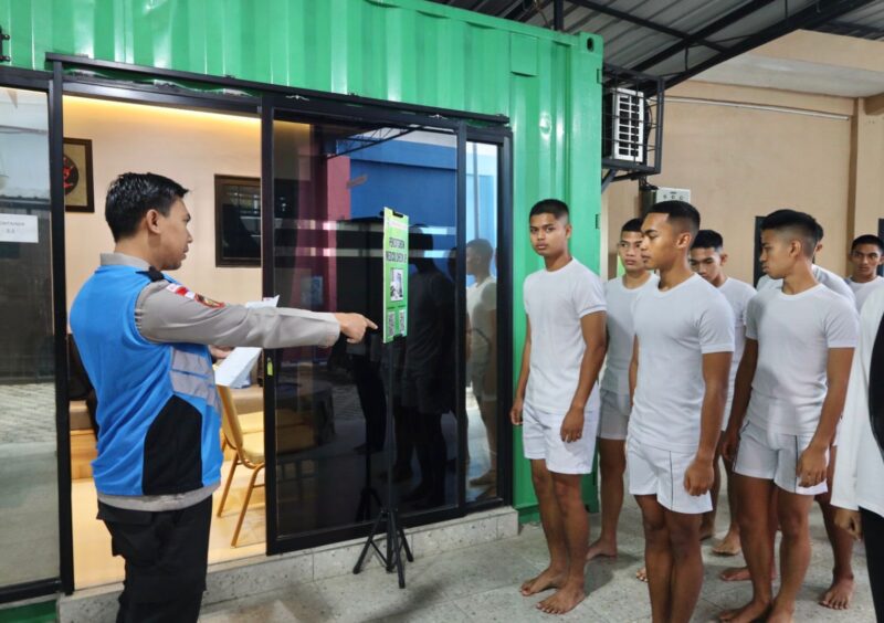 Sejumlah calon taruna dan taruni Akpol mengikuti Tes Kesehatan Tahap II dalam rangka seleksi penerimaan Akpol Tahun 2026 di Klinik Bunda Thamrin, Banda Aceh. Sebanyak 11 peserta dinyatakan lulus dan berhak melanjutkan ke tahapan seleksi berikutnya, Sabtu (6/6/2026). Foto: Dok. Istimewa 