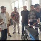  

Kepala DPMPKB Aceh Jaya, Dahrial Saputra, mendampingi Tim Penilai BMD saat melakukan penilaian aset daerah di Kantor DPMPKB Aceh Jaya, Jumat (5/6/2026). Foto: Dok. Istimewa