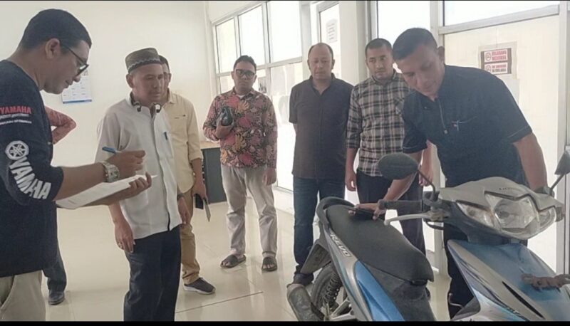 

Kepala DPMPKB Aceh Jaya, Dahrial Saputra, mendampingi Tim Penilai BMD saat melakukan penilaian aset daerah di Kantor DPMPKB Aceh Jaya, Jumat (5/6/2026). Foto: Dok. Istimewa