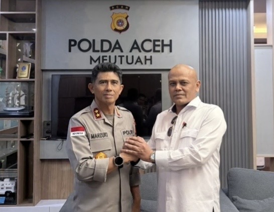 Ketua DPW PSI Aceh, T Rival Amiruddin, berfoto bersama Kapolda Aceh, Marzuki Ali Basyah, usai pertemuan silaturahmi di Polda Aceh yang membahas sinergi pembangunan daerah dan peningkatan kesejahteraan masyarakat, Selasa (2/6/2026). Foto: Dok. Istimewa