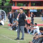 Manajer Kutaraja Aceh FC, Darmansyah Putra, ST, memantau jalannya pertandingan dari pinggir lapangan. Kutaraja Aceh FC memastikan tampil di AMLA CUP 2026 dengan mengandalkan pemain-pemain muda sebagai bagian dari komitmen pembinaan sepak bola Aceh, Selasa (16/6/2026). Foto: Dok. Istimewa 