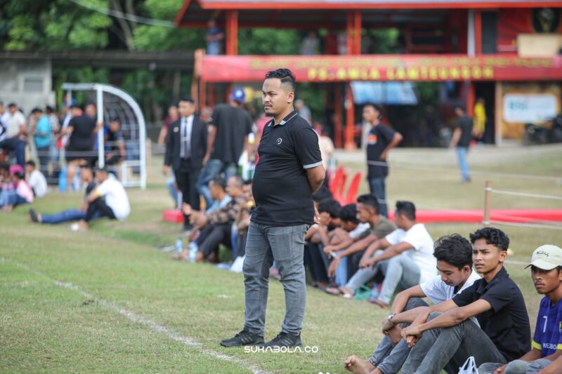 Manajer Kutaraja Aceh FC, Darmansyah Putra, ST, memantau jalannya pertandingan dari pinggir lapangan. Kutaraja Aceh FC memastikan tampil di AMLA CUP 2026 dengan mengandalkan pemain-pemain muda sebagai bagian dari komitmen pembinaan sepak bola Aceh, Selasa (16/6/2026). Foto: Dok. Istimewa 