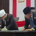 Prosesi penandatanganan berita acara penyerahan Laporan Hasil Pemeriksaan (LHP) BPK Tahun Anggaran 2025 yang kembali mengantarkan Pemerintah Provinsi Bengkulu meraih opini WTP. Foto: Dok. Istimewa