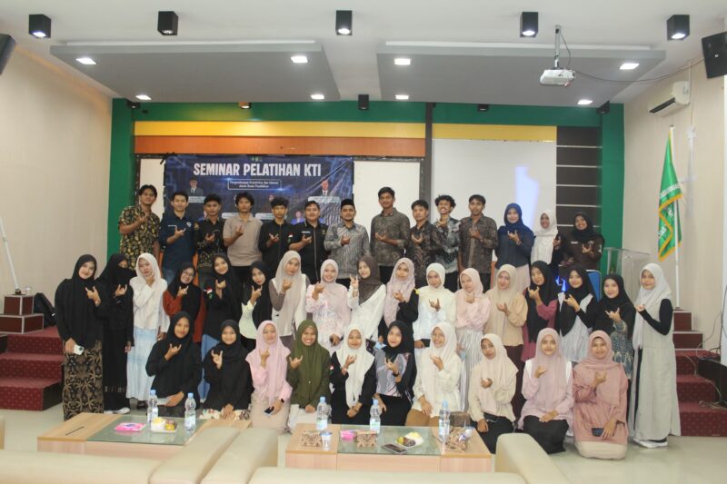 Wakil Dekan II FTK UIN Ar-Raniry Samsul Kamal berfoto bersama narasumber, pengurus DEMA FTK, panitia, dan peserta usai pembukaan Pelatihan Karya Tulis Ilmiah (KTI) di Aula FTK B Lantai 2, UIN Ar-Raniry Banda Aceh, Senin (29/6/2026). Foto: Dok. Istimewa 