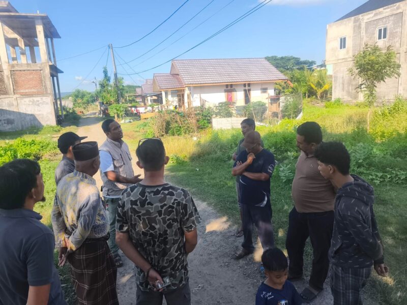 Sejumlah warga Gampong Kajhu, Kecamatan Baitussalam, Aceh Besar, berkumpul di lokasi kejadian untuk memberikan keterangan terkait peristiwa dugaan pencurian yang terjadi pada Sabtu dini hari, Sabtu (13/6/2026). Foto: Dok. Istimewa 