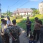 Sejumlah warga Gampong Kajhu, Kecamatan Baitussalam, Aceh Besar, berkumpul di lokasi kejadian untuk memberikan keterangan terkait peristiwa dugaan pencurian yang terjadi pada Sabtu dini hari, Sabtu (13/6/2026). Foto: Dok. Istimewa 