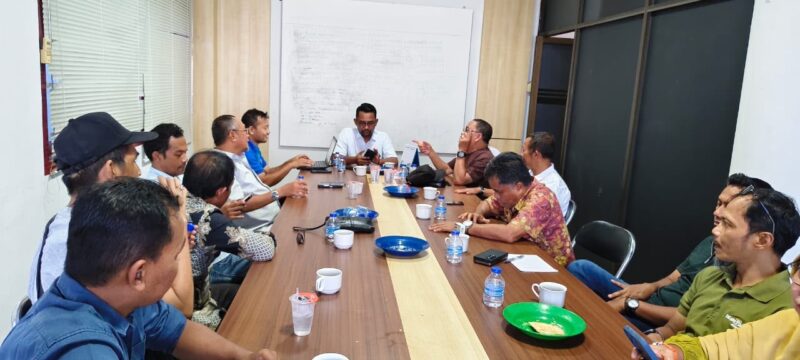 Suasana rapat OC, SC, dan Penanggungjawab Konferprov XIII PWI Aceh di ruang rapat Kantor PWI Aceh di Banda Aceh, Senin (22/6/2026) sore. Foto: Dok. PWI Aceh